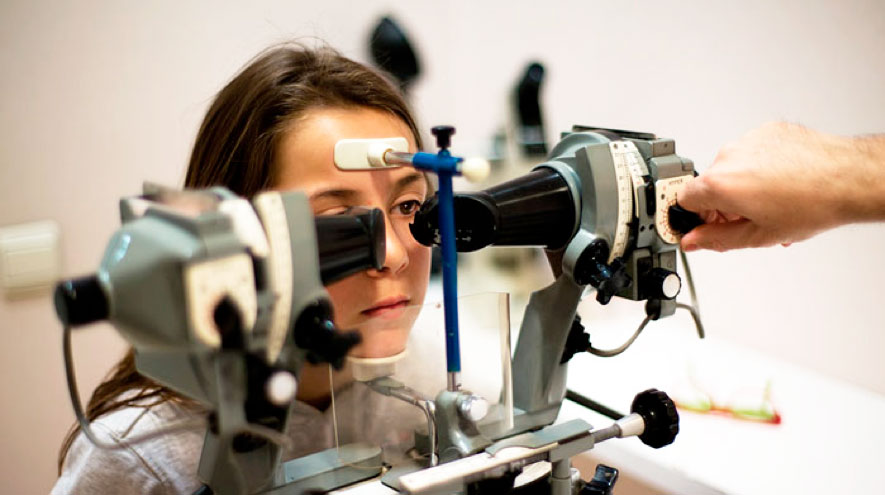 Paciente mientras se le realiza la prueba con un sinoptóforo en consulta.